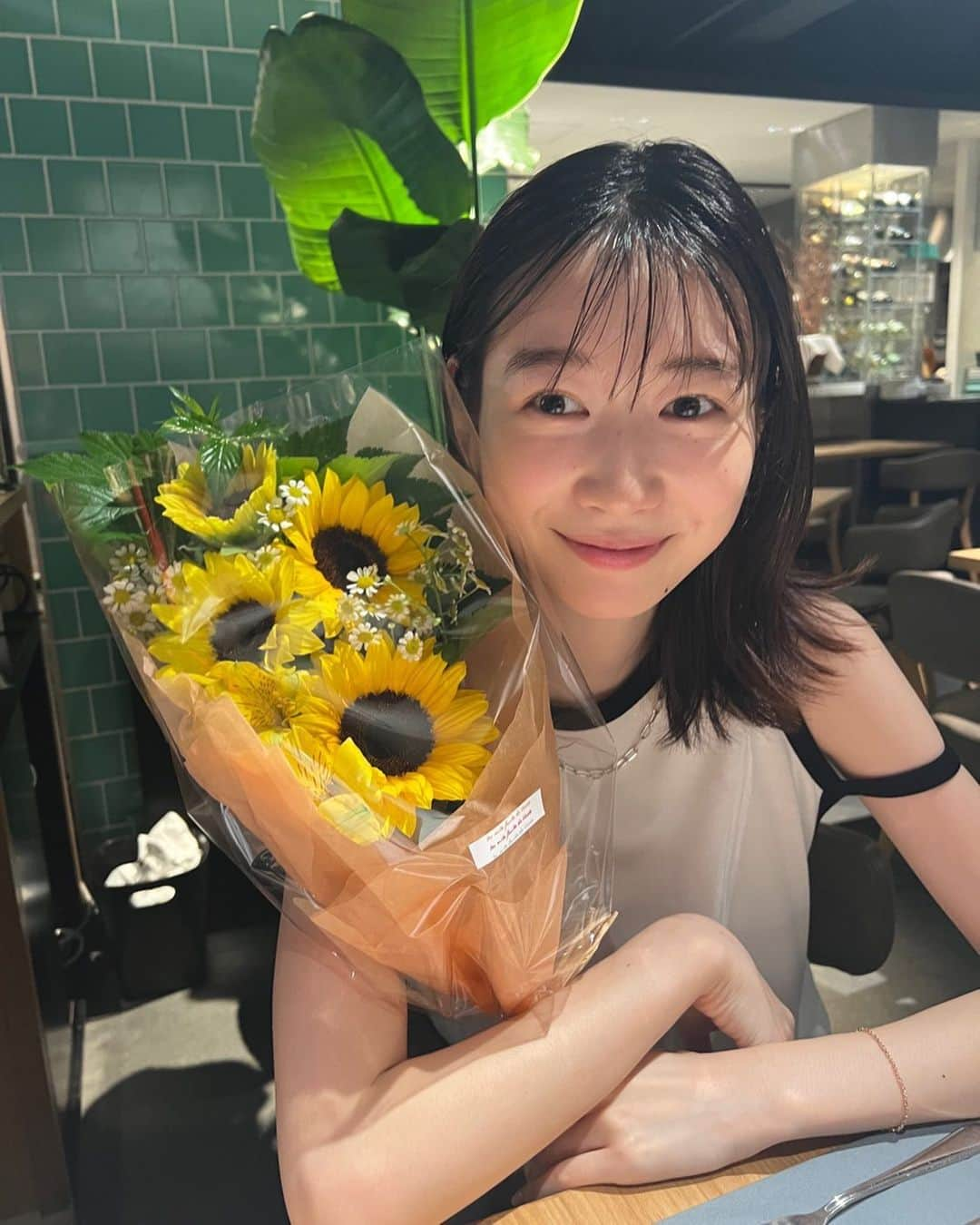 岡本夏美さんのインスタグラム写真 - (岡本夏美Instagram)「みなさんお祝いコメントありがとうございます、 本日24歳の誕生日をむかえました🌻 きょうは、12歳の頃からの親友が いっしょに夜ご飯たべてくれました😌」7月1日 21時02分 - okamoto_natsumi