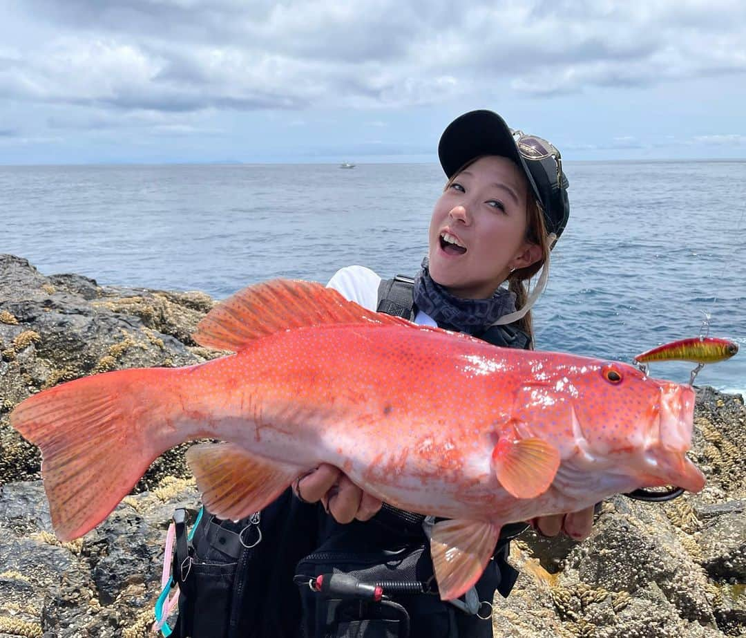 あさいあみのインスタグラム：「YouTube あみちゃんのもっと釣りたい 最新話公開しました🎣  今回は、なんと鹿児島県の甑島でのロックショアゲーム🎣 しかもですね❣️なんとDUEL開発の西島さんとの釣行動画なんです❣️  甑島のターゲットはハタ界のボス❗️ スジアラ〜🐟❤️ めちゃくちゃカッコいい❗️❗️ ヒキもすっごかった〜🤣✌️  ドラマあり❣️腰抜けあり❣️ そして私の大好きなソリッドバイブの開発秘話あり❣️  皆様あみちゃんのもっと釣りたいをお楽しみください😁🧡❤️🧡 ⁡ 甑島楽しすぎた❣️また行きたい🎣   #asian#Japanese#girl#instagood#ig_japan#ガチ釣りガール#釣りガール#釣り好き#ガチ釣り#アングラードル#duel#hardcore#yozuri#チームduel #あみちゃんのもっと釣りたい#あみ釣り#あさいあみ #fishing #fishinggirls#shimano# #zeque #釣り#낚시여자#갂시좋아#YouTube#鹿児島県#甑島#ロックショア#スジアラ」