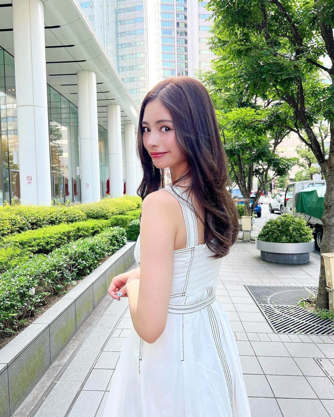 のインスタグラム：「7月もどうぞよろしく🫶🏻🫶🏻🫶🏻  毎日暑いしか言う事ない。笑 暑すぎて本当にやる気が起きない。😩  けど今月は楽しみがたくさんだから 生きる🙆‍♀️笑 ・ ・ ・ ・ ・ ・ ・ ・ ・ ・ ・ ・ ・ ・ ・ ・ ・ ・ ・ ・ ・ ・ ・ ・ ・ ・ ・ ・ ・　 ・ #美容室#美容#ヘアカラー#ママコーデ#ママファッション#大阪#大阪美容室#トリートメント#子育てママ#haircolor#ロングヘア#大人可愛い#梅田#梅田美容室#センターパート#前髪#前髪カット#韓国巻き#韓国コスメ#韓国ヘア#巻き髪#koreanfashion#前髪アレンジ#カット#ワンピース#ワンピースコーデ#美白ケア#美肌ケア#bvlgari#アッシュカラー」