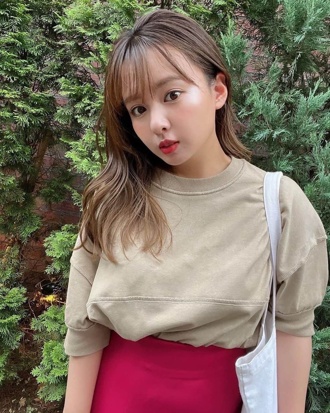 山田菜々のインスタグラム：「JaVaコラボのビッグシルエットシャツ☺️🌼 切替ステッチのデザインがよくってインしてもアウトしてもかわよい🧏‍♀️ ちなみに男女兼用だよ〜〜✨ ライトカーキのMサイズです♡  #クラシカルエルフ #classicalelf #エルフコーデ #java #ジャバ #タイアップ #uniqlo #gu #zara #ユニクロ #ジーユー #ザラ #tシャツ #ビッグシルエット #クルーネック #クルーネックt #夏服 #夏コーデ #今日の服  @classicalelf_official」