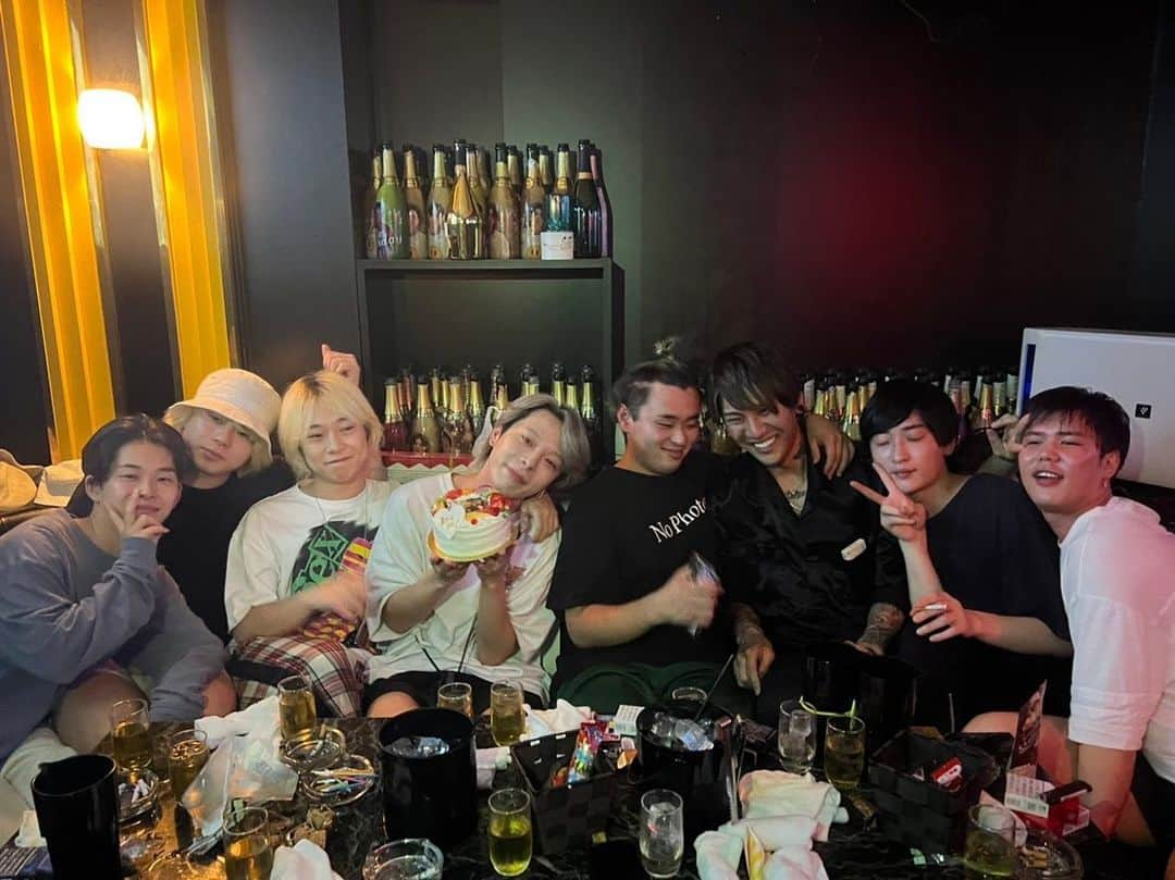 Ｍ君のインスタグラム：「26歳になったよ🤗 なんで誕生日だと飲まされるのでしょうか、、、お前らも誕生日来るのに、そういう事していいの？！ あと、もうおじさんだからガールズバーでも通おうかにゃ！ #今日はモンハン #2回吐いた」