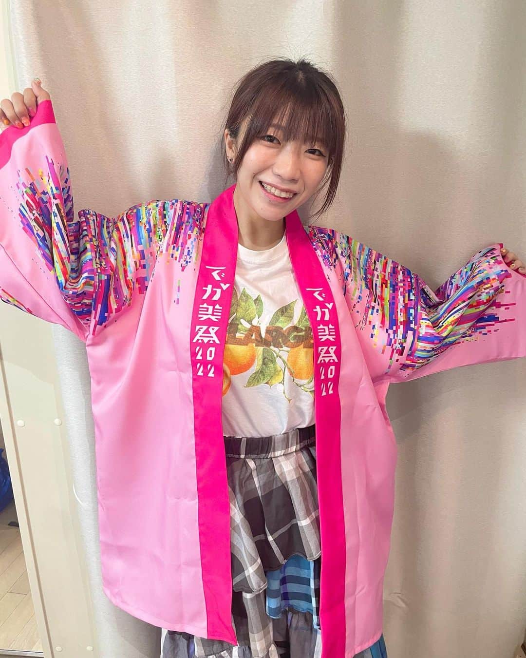 ぱいぱいでか美のインスタグラム：「ハッピーセットの受注締切は今夜まで⚠️ . 出演者第二弾発表もあり『でか美祭2022』盛り上がってきました！ そしてグッズの販売もございます！通販！ イベント当日までに欲しい人向けに各商品に一次締め切りがあるのですが、 完全受注のものも！！！！！！ ございます！！！！！！！！！！！ それが祭ハッピーセット❤️‍🔥❤️‍🔥❤️‍🔥 法被やでか美手作りマスクチェーン、 祭Tシャツのピンクなど ここでしか手に入らないアイテム盛りだくさん🎁 法被のサンプル今日見てクオリティ高すぎて笑いました めちゃくちゃいいなこれ 通販のURLストーリーやハイライトから飛べますので 他のグッズと併せて是非ゲットしてくださいな💖 ※でか美:158.5cm 八鍬マネ:180cm 着用画像参考にしてね〜 . #でか美祭 #でか美ちゃん #法被」