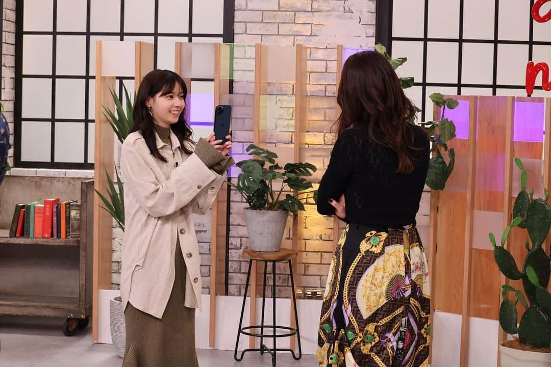 関西テレビ「グータンヌーボ2」さんのインスタグラム写真 - (関西テレビ「グータンヌーボ2」Instagram)「スタジオ📸オフショット  MC感想コメントリレーの裏側。 先程の京子さんコメント動画を撮影中のななちゃん☺️ 久しぶりの再会でも、自然と会話が弾むのがグータンファミリーです🫶 お楽しみに🔜  グータンヌーボ2スペシャル 7月4日(月)よる10時〜 カンテレ・フジテレビ系列 全国ネット放送 ※TVerにてリアルタイム配信&見逃し配信あり ... #カンテレドーガ #TVer ほか #グータンヌーボ2 #グータン #カンテレ #長谷川京子 #田中みな実 #西野七瀬 #満島真之介 #溝端淳平 #ROLAND #比嘉愛未 #ヒコロヒー #純愛ディソナンス #東方神起 #ユンホ #チャンミン #동방신기 #間宮祥太朗 #魔法のリノベ #まほリノ」7月1日 21時31分 - gutan_ktv