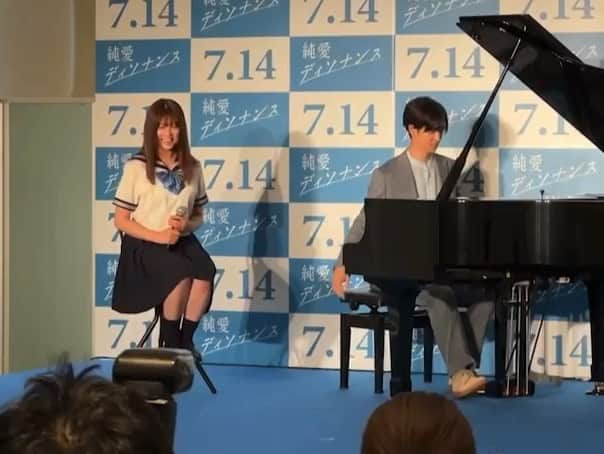 のインスタグラム：「🔷ここみせ👀#純愛ディソナンス🔷  制作発表で #中島裕翔 さんが披露したピアノ🎹の音色をお届けします💙  ここみせ👀では“こっち🐈‍⬛”を披露です🤭  #吉川愛 さんのツッコミも“冴”えてます🌟  #フジテレビ #7月14日スタート #木曜よる10時」