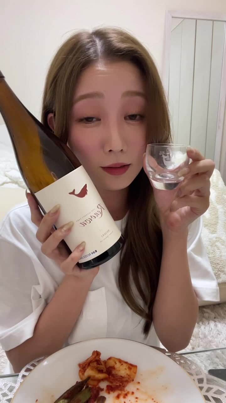 水越愛華のインスタグラム：「第9回ほろ酔いインスタライブwith酔鯨🐋🤍🍶  キムチを込めた手作りキモチ (キモチを込めた手作りキムチ🤍)」