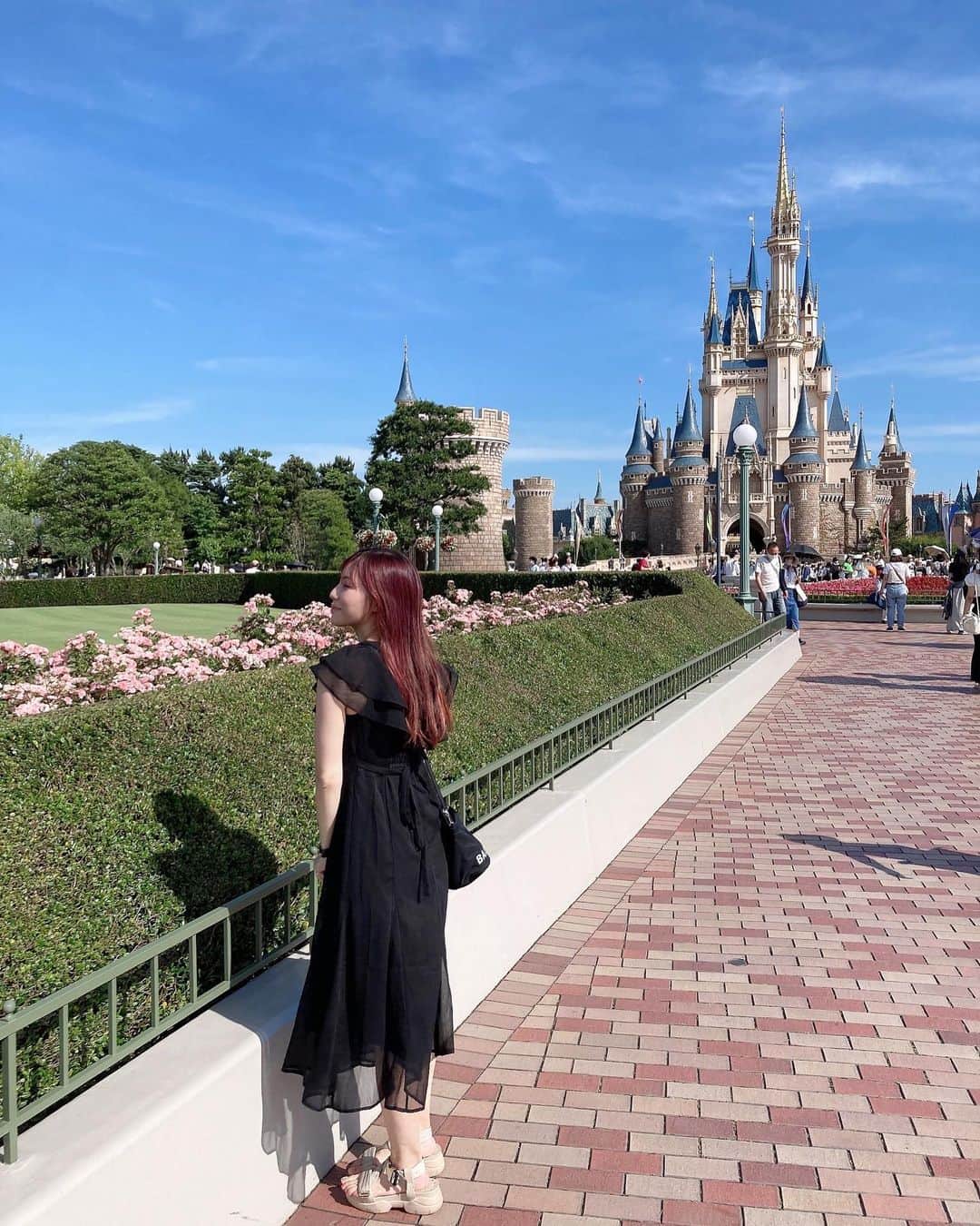 のインスタグラム：「・ ディズニーランド🐭 ・ 初めて美女と野獣乗りました🥀 原作観たの20年以上前だったこともあり、あ〜こんなストーリーだったなぁって思い出して感動しちゃった🥹💦 私が行ったのは6月末だったのに、こんな暑いなんて7月、8月のディズニーは恐ろしい。。。🥵 ・ もし行くとしたらディズニーシーの方に行って噴水広場で子供遊ばせながら自分も水を浴びたいなぁ〜🌊🌊🌊 ・ ・ ・」