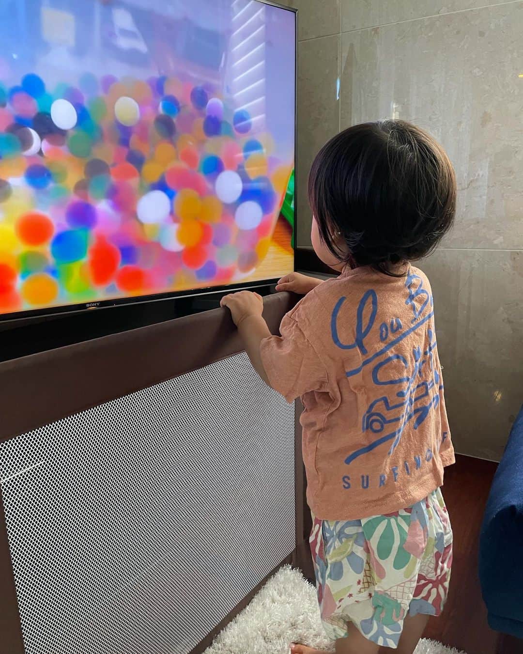 須黒清華のインスタグラム：「最近、朝から大好きな車動画🚗に釘付けの息子くん。 夏なので、服装もトロピカルに🏝✨  今週は仕事で眠れない日々が続いた夫が、 「寝かしつけてくるー」 と言ったきり戻って来ない… こっそり様子を見に行くと、すっかり寝入ってしまった夫の横で、息子が楽しそうに笑っていた😓😂🤣 そんな金曜日笑  皆さん良い週末をー🍀 #子育てあるある #1歳男の子 #1歳男の子ママ #babyboy #子育て日記」