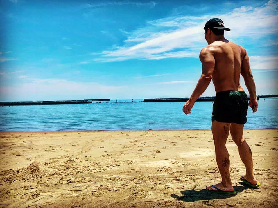 JUNYAのインスタグラム：「太陽ってパワーをくれるよね☀️⠀ 今年は夏が長そう。⠀ 夏を楽しもうね🏄‍♂️⠀ みんな誘ってね🍻⠀ ⠀ ⠀  #mensfashionreport #mensfashion  #mensstyle #mensfitness #fitness #gym #exircise #makeup #musician #singer #mensmodel #menswear #mensapparel #mensclothing #ジム #筋トレ #筋肉 #menshair #mensfitness #歌手 #シンガー #fashion #styles #muscle #マッチョ #hairstyle #배우 #멋스타그램 #physique」