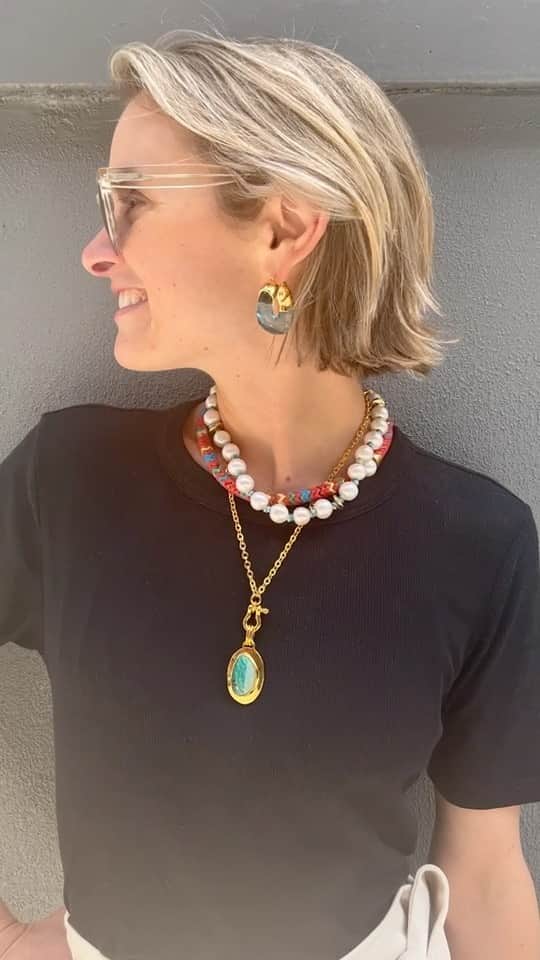 リジー フォルトゥナートのインスタグラム：「What’s on your packing list for the weekend? If you know us, you know the jewelry comes first👆Need a little inspo? We’ve got some styles we’re gushing over in stories now & a sweet Looong Weekend Edit on our site now 🤸‍♂️ #lizziefortunato」