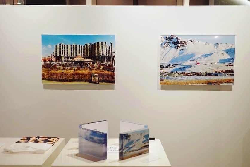 山田智和さんのインスタグラム写真 - (山田智和Instagram)「写真展「都市の記憶 -Landscape-」展を、 伊勢丹新宿店 メンズ館1階にて開催しております。  フォトTシャツなども作ったので是非に。  山田智和 写真展​「都市の記憶 -Landscape-」 会期：2022年6月22日(水) - 7月12日(火)午前10時〜午後8時 会場：伊勢丹新宿店 メンズ館1階 プロモーション 住所：東京都新宿区新宿3-14-1 アクセス：東京メトロ丸ノ内新宿三丁目駅徒歩1分、JR 新宿駅徒歩5分​  伊勢丹新宿店 メンズ館1階 プロモーション  @isetanmens_the_promotion」7月1日 23時05分 - tomoymd