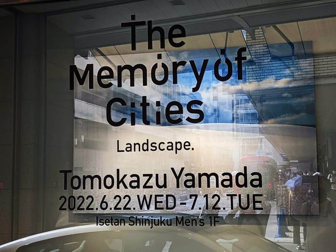 山田智和のインスタグラム：「写真展「都市の記憶 -Landscape-」展を、 伊勢丹新宿店 メンズ館1階にて開催しております。  フォトTシャツなども作ったので是非に。  山田智和 写真展​「都市の記憶 -Landscape-」 会期：2022年6月22日(水) - 7月12日(火)午前10時〜午後8時 会場：伊勢丹新宿店 メンズ館1階 プロモーション 住所：東京都新宿区新宿3-14-1 アクセス：東京メトロ丸ノ内新宿三丁目駅徒歩1分、JR 新宿駅徒歩5分​  伊勢丹新宿店 メンズ館1階 プロモーション  @isetanmens_the_promotion」