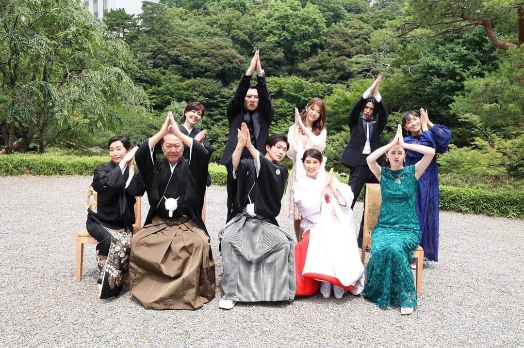 松本若菜のインスタグラム：「やんごとなき一族を応援してくださった皆さま本当にありがとうございました。 最終回を見届け今の私の気持ちを伝えさせてください。  3月某日、美保子が佐都に女主人として日々の務めを教えるシーンが私のクランクインでした。 小雨も降ってきて寒くて寒くて。 なのに季節感オール無視の美保子はうっすうすの豹柄トップスに大きくスリットの入ったスカートで歩き回っていたのが遠い昔のように感じます。  最初はいろいろ手探りでした。 お話をいただいたとき 悪役は基本、皆さまから嫌われるほど役者冥利につき作品も締まると心に言い聞かせた私の気持ちとは逆に、たくさんの人から愛してもらえる美保子となりました。  あっという間に強烈なキャラクターに育った美保子は到底自分の力だとは思えず、 土屋太鳳ちゃん、松下洸平くんをはじめキャストのみなさんの強く芯のあるお芝居があったからあの美保子でいられました。  その軸を作ってくださった監督の方々。 精一杯やってと背中を押してくださった製作陣の方々。 一緒に美保子を楽しんで作ってくださったスタッフの方々。 私の美保子をおおらかな気持ちで許してくださった原作者のこやまゆかり先生。 心の支えとなった視聴者の皆さま。  たくさんのお力をお借りし美保子を演じれたというか、みんなで作った美保子だと思っています。  本当に本当にありがとうございました。  オリジナルストーリーで最終回を終えましたが原作はまだまだ続いております。 やんごとなき一族は不滅です！！ 闘い続けている佐都をこれからも応援したいと思います。  最後に。 美保子のサクセスストーリーも不滅よ🫶」