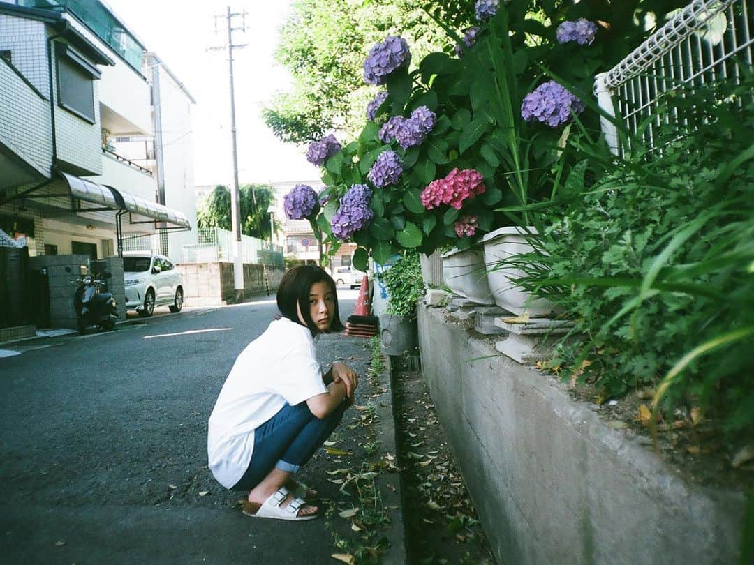 Yuma Takatsukiさんのインスタグラム写真 - (Yuma TakatsukiInstagram)「. . . film . . . . . . ⁡たくさん告知が続きましたが、 ⁡7月はいろんなことをやっていきます。 ⁡楽しみ楽しみ！ ⁡ ⁡個人でのご依頼なども受け付けているので ⁡いつでもご連絡お待ちしております！ ⁡ ⁡それでは今日もお疲れさまでした。 ⁡. Hyogo／Japan . ―――――――――――――――――――――――――― 関西を中心にフリーランスで活動しています。 Web広告、個人撮影、家族撮影、PR撮影など、 7月以降の撮影依頼募集中です。  またフォトサークルITTOKOという活動をしています。 詳しくはプロフィールのURLからご覧下さい。 ―――――――――――――――――――――――――― . ⁡#フィルム  #フォトサークルITTOKO #フィルムカメラで残す日常  #フィルムカメラのある生活  #フィルムカメラ初心者  #生活とフィルム  #68rhythmmag  #genic_mag  #yuma_film  #japan_daytime_view#whim_life#MoodyGrams#instagram#instagramjapan#indies_gram#screen_archive#art_of_japan_#yourshotphotographer#as_member#tokyocameraclub#reco_ig#IGersJP#lovers_nippon#gpw_members_only#photo_shorttrip#jp_mood#team_jp_#followforfollowback#theportraitpr0ject#pursuitofportraits」7月1日 23時12分 - yu_umaa06