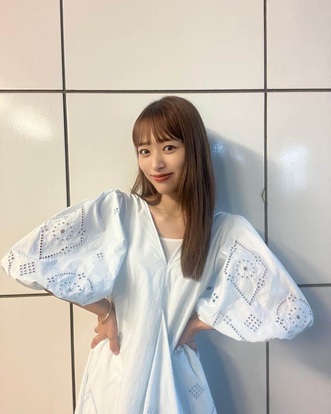 近藤千尋のインスタグラム：「ラヴィットー🐰🤎🤎🤎 オープニングは カバンの中身紹介でした🥰 先生が私のサングラスつけたり おすすめの持ち物を紹介したよ😎  KAZUMAさん、皆さんに愛されてて CM中もみんなでお喋りして 芸人さんってずっと面白いなぁ😂  #EXITのお二人勝手に写してごめんなさいシリーズ　💁‍♀️ かねちさんの耳だけ写ってても かっこいい！！ってコメントがくるよ って話してたところ👍😍笑  バーミヤンのランキング、 外れてしまいましたが、 試食の冷麺本当に美味しくて またお店でも頼もうと思います🫶🏻 私おすすめのつけ麺も 是非頼んでみてね👍🥰  見逃した方はTVerで見てね🥹  ウェア @ganni  アクセサリー @unoaerre_japan  シューズ @randa_pic」