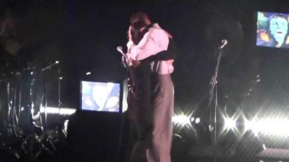 The xxのインスタグラム：「Thank you @romyromyromy for stepping in as my guardian angel at my first London show this week - Love Oliver @hideousbastard x 👼  📹 @domdurham」