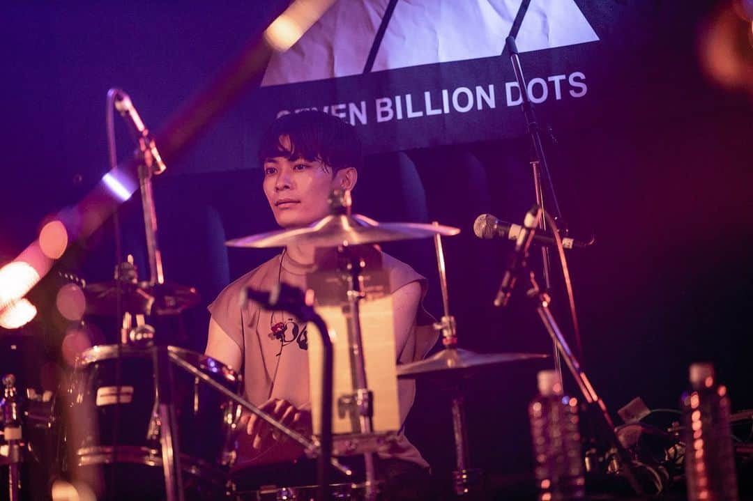 Lyo Matsuzakiさんのインスタグラム写真 - (Lyo MatsuzakiInstagram)「昨日はSeven Billion Dots Last Live来てくれた皆さんありがとうございました。  活動は4年半ほどと短い期間でしたが振り返ってみるとたくさんの夢を叶えることが出来て最高に濃い時間でした。  マサ、ケン本当にありがとう。いつも後ろでドラムを叩かせてくれてありがとう。この3人でやれたことこれからも誇りに思います。  そしていつも支えてくれたスタッフ、サポートしてくれたベーシストの皆、仲間や家族、何よりいつも応援してくれた皆様、全ての関係者の方々、本当にありがとうございました。奇跡のような素晴らしい出逢いと時間に感謝。本当に恵まれた環境で音楽がやれました。  この3人での活動は終わりますがそれぞれ違う形で音楽は続けていきますのでどうか見守ってもらえると嬉しいです。 また逢えるようにこれからも頑張りますので皆さんそれまでお元気で。  本当にありがとうございました！ photo by @xokadaix」7月1日 23時27分 - lyo0224