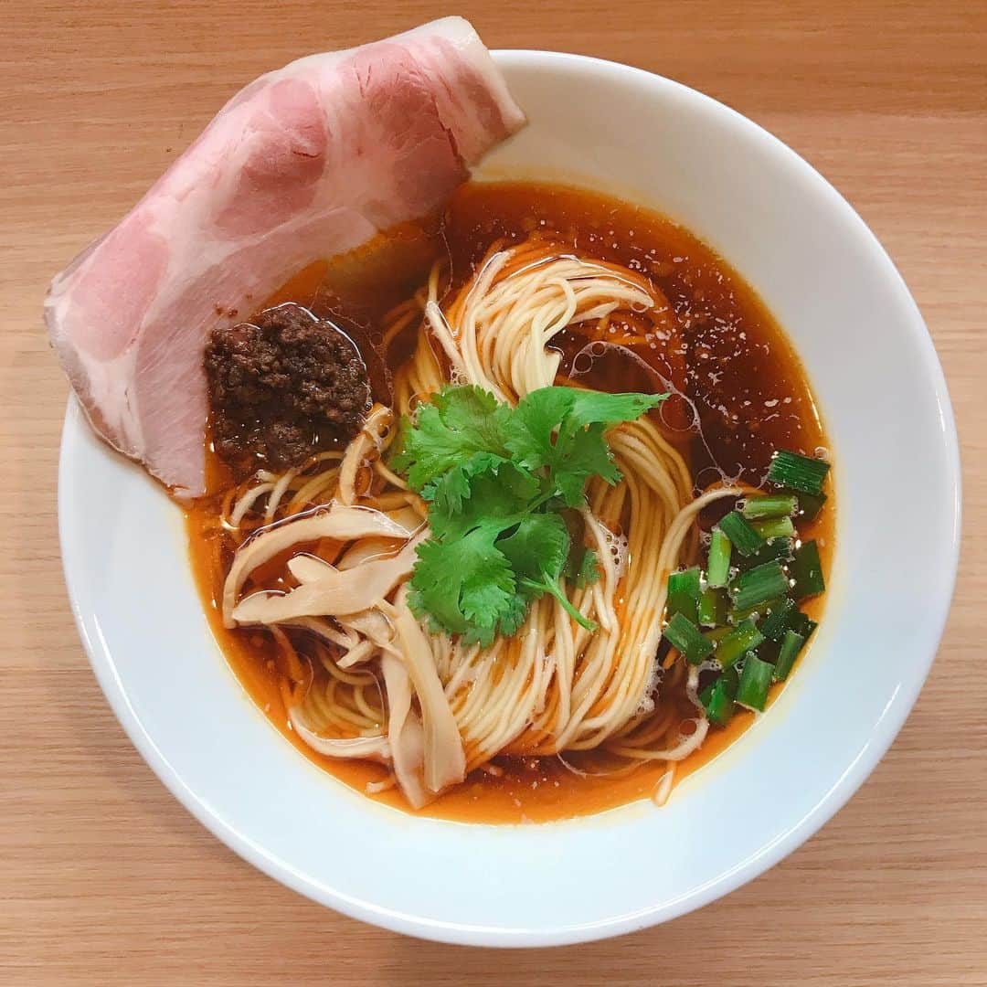 無化調ラーメン「ゆきふじ」のインスタグラム：「『1周年』  まだ3か月しか経ってないな〜 なんて毎日を送っていて 気付いたら1周年でした💦  御茶ノ水を閉店して 片付けと荷物運びやらなんやらで 1週間でオープンでした。  人見知りなのに黙ってると誰からも話しかけられない人生でしたが、（奇跡的に話せる時もある） カウンター商売をなんとかやってこれました。  勇気を出して話しかけて相手をしてくださった方に関しては、感謝しかありません。  会話もろくに出来ない人間なので、せめて美味しいものを作ろうとここまでやってこれました。  そんな感謝の意味を込めまして、人生最高傑作のラーメンを提供致します。  たぶん10人に1人しか美味しいと思ってもらえませんが、No. 1です。（商売にはなりません）  ラーメンを食べようと思って来ない方がいいと思います。  香りと五味に集中していただければ少し理解していただけるはずです。  暑い日が続きますので、混雑緩和のためオープンを30分早めます。  11:00オープンですので、よろしくお願い申し上げます。  当日いらっしゃれないお客様にお越し頂き、お祝いのお言葉いただきました。 ありがとうございます。」