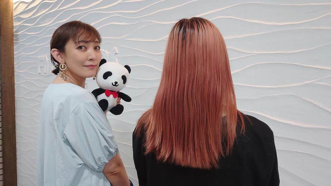 田中美里のインスタグラム：「明日のモーニングクルージンは「ヘアケア」についてゆるゆるとお話します。  スタッフがいろんなヘアカラーを楽しんでいて、それがいつもとっても似合っているので後ろ姿だけど一緒に写真を。  明日もよかったら聴いてくださいね。  #radiko でもお聴きいただけます。  Sompo  Japan presents MORNING CRUISIN’ は毎週土曜日朝9時から。  #radio #bayfm #bayfm78 #モーニングクルージン #ジャパンダ」