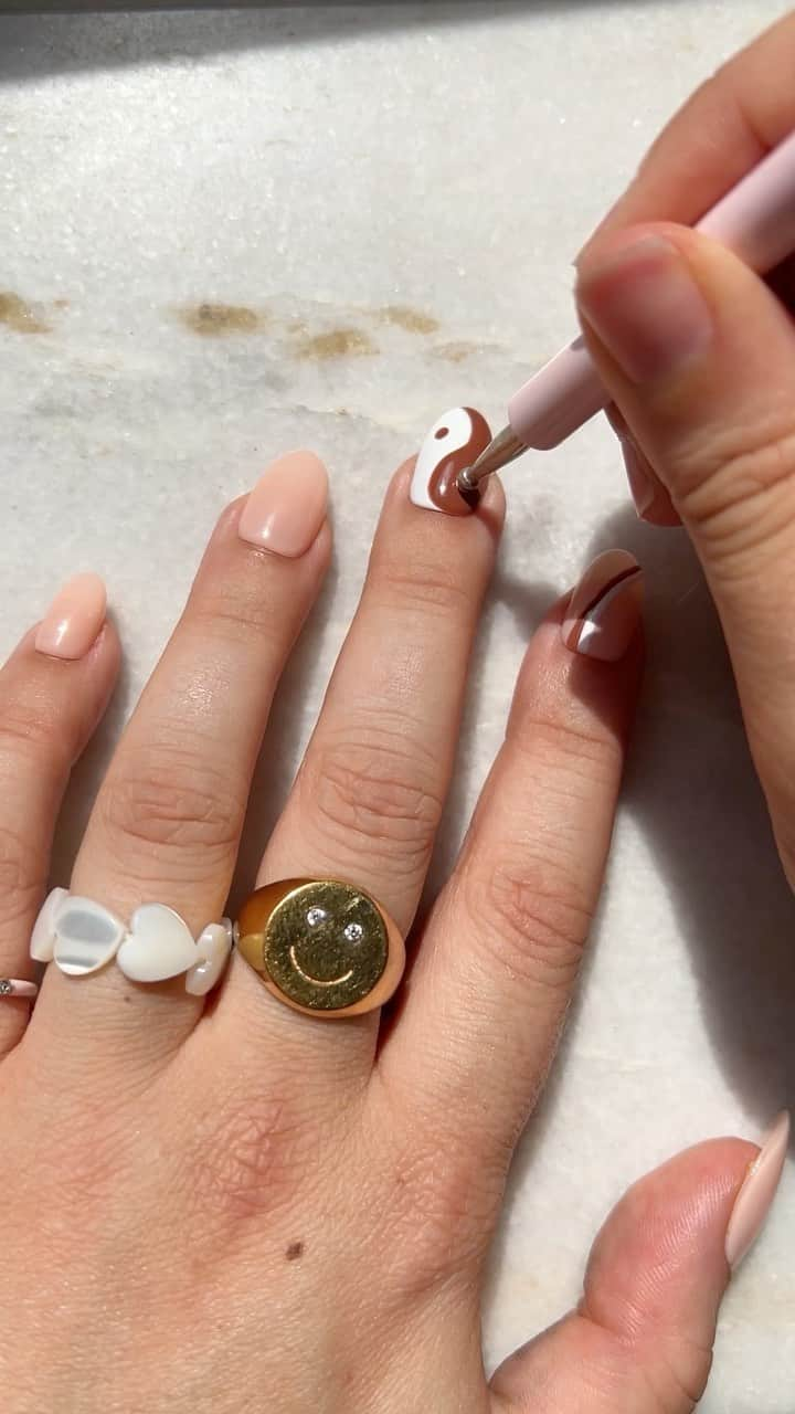 Soniaのインスタグラム：「Every @signetbeauty Instant Manicure starts with a hand painted design. Here’s a behind the scenes look at S’mores🍫 Launching 07.08.22🥰 - #summernails #nailinspo #nailvideo #neutralnails #shortnails」