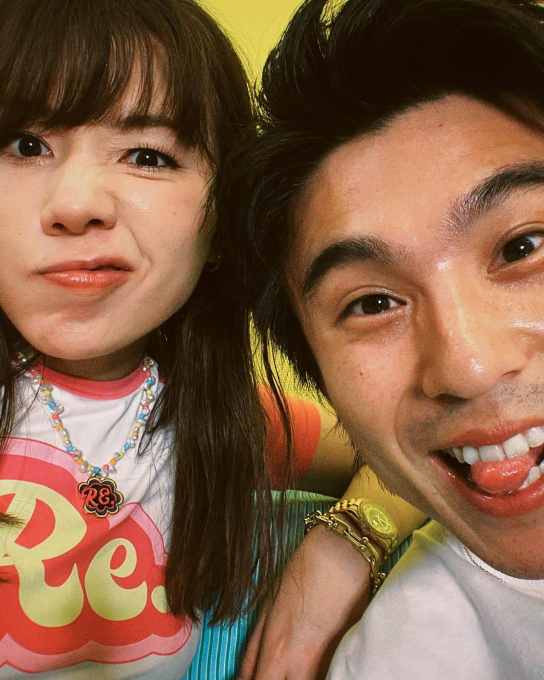 仲里依紗のインスタグラム：「34歳おたおめ🎂🫶🏻💕  最近私がベリーマッチハードワーキングだったのもあり、疲れてるだろうから朝お弁当と学校送り迎えやっとくからちょっとでも寝てな！と寝かしてくれて2022飛び級レベルで成長中のキツネさん🦊トカゲくんの宿題もほぼ全部みてくれてるし先生とのやりとりもやってくれるA5ランクぐらいあるのでは？という上質さの父へと成長を成し遂げています。  まだまだソファに使用済みマスクと靴下放置、風呂場の換気扇はつけ忘れますが、この9年で本当にたくさん出来ることが増えましたね👶🏻母は嬉しいです🤱  これからも家族のため、応援して下さってる皆さまのためにマイペースにハッピーを送り続けてね💕👍  #おたおめ #リールにハマってるらしい #正座してリール編集する34さい #昨日からずっとリール撮ろうねって約束されて草 #食事後に即リールでギャルみ強すぎ #一生懸命何回も撮影しててとりあえず付き合った #ちなみに #プレゼントまだ買ってない笑　 #物欲無しキツネ #私と大違い」
