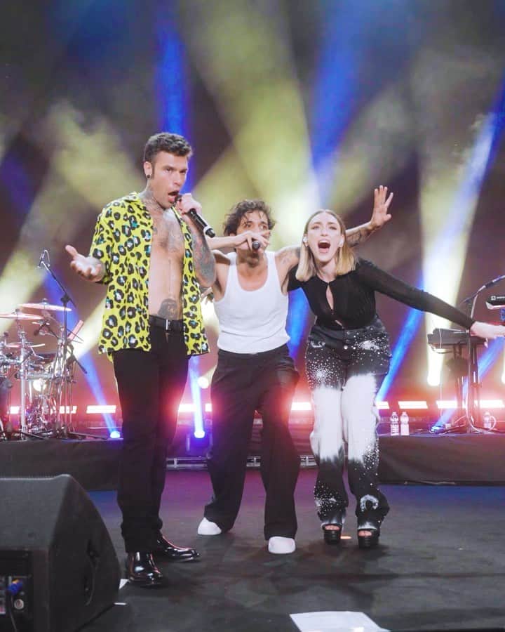 フェデスのインスタグラム：「LA DOLCE VITA primo in classifica per la quarta settimana consecutiva e canzone più passata dalle radio italiane! Grazie di ♥️ vi voglio bene raga! ✨」