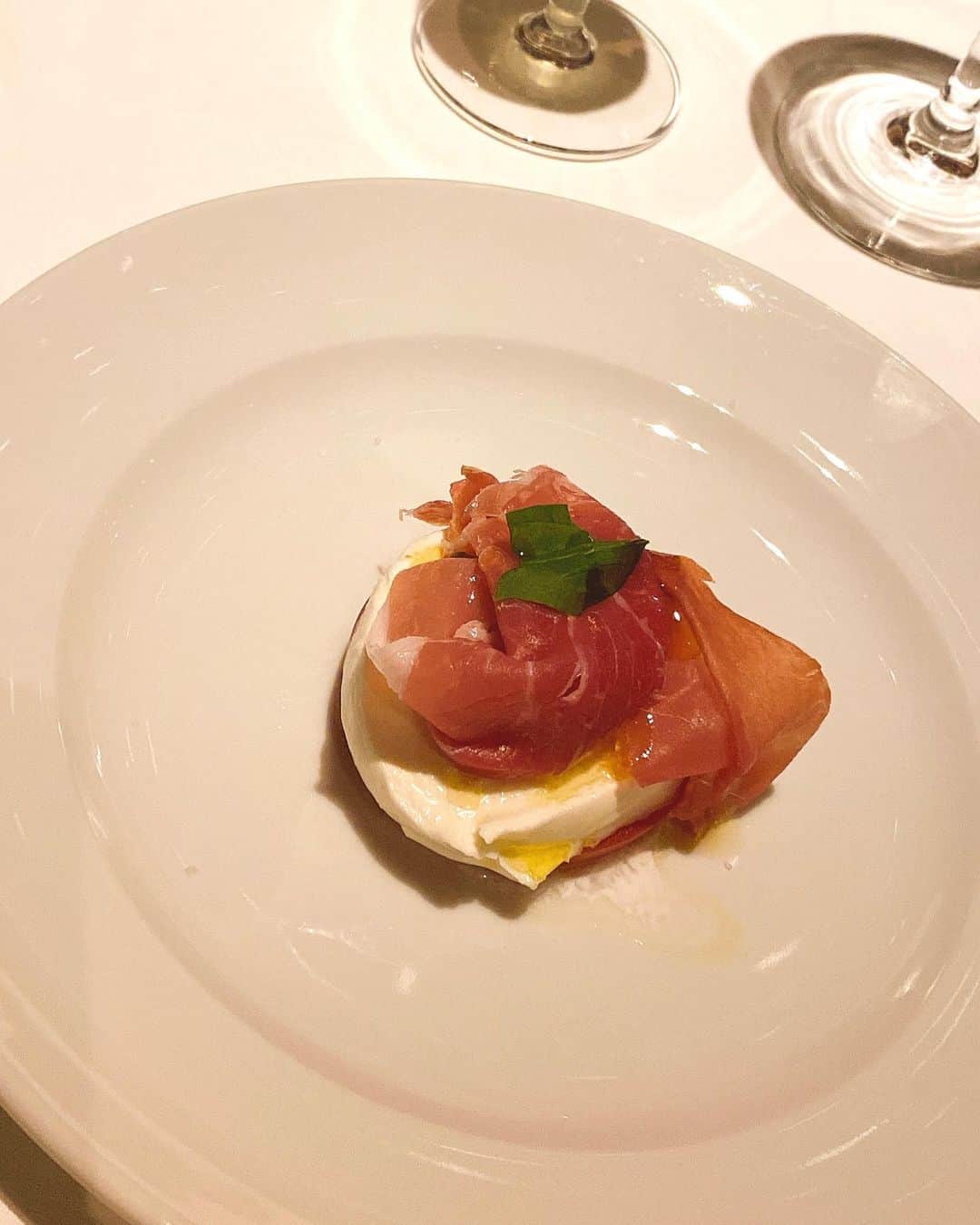 原幹恵さんのインスタグラム写真 - (原幹恵Instagram)「先日、7/1にオープンしたイタリアンレストラン「 ILLUPINO PRIME(イル・ルピーノ・プライム) 」が日本に初上陸するということで試食会にご招待頂きました😊✨  @illupinoprime_tokyo は世界的に有名なステーキハウス「ウルフギャング・ステーキハウス」のオーナーであるウルフギャング・ズウィナー氏と、ピーター・ズウィナー氏が手掛けるイタリアンです✨✨  お二人とも来日されてて、一緒に写真を撮って頂きました😊  お料理も全部がとっても美味しかったです🤤 トリュフたっぷりのパスタに大興奮💕 Tボーンステーキも美味しかったぁ💕  素敵なテラス席もあって、なんとペット同伴可能だそうです！！！！ 嬉しすぎる🥹  @reikamaria ちゃん @barby724 ちゃん @asami_matsukawa ちゃん と、楽しすぎる素敵なディナーを過ごせました💕💕  #illupinoprime  #wolfgangssteakhouse #イタリアン」7月2日 0時33分 - mikie_hara.official
