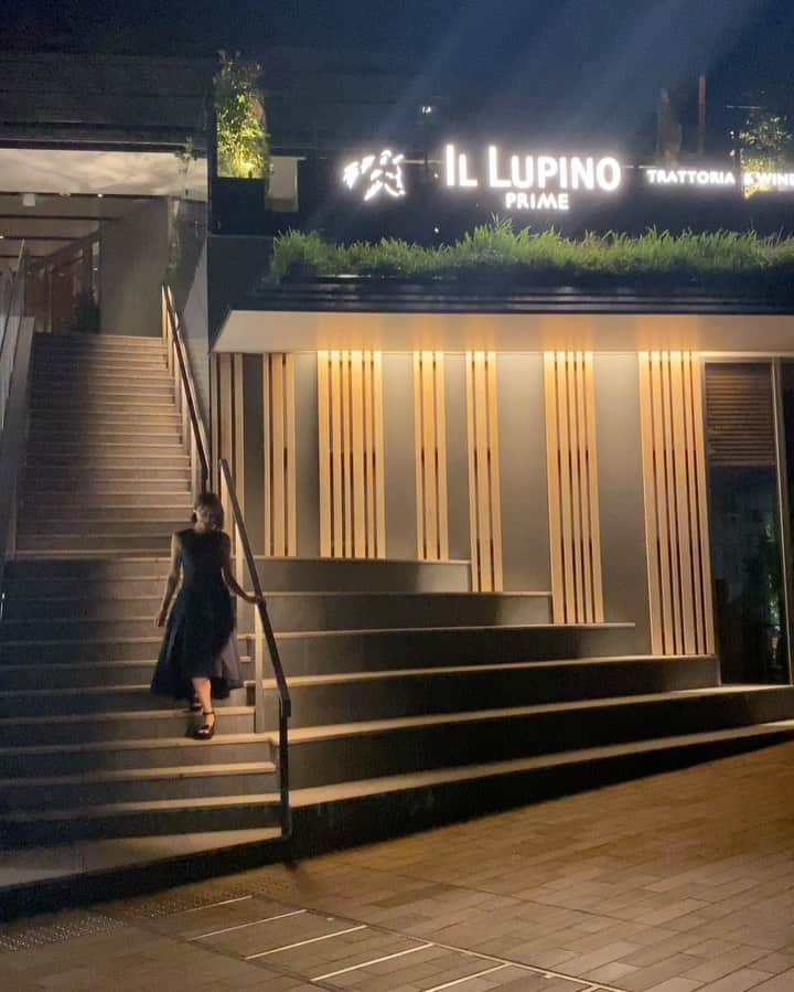 のインスタグラム：「先日、7/1にオープンしたイタリアンレストラン「 ILLUPINO PRIME(イル・ルピーノ・プライム) 」が日本に初上陸するということで試食会にご招待頂きました😊✨  @illupinoprime_tokyo は世界的に有名なステーキハウス「ウルフギャング・ステーキハウス」のオーナーであるウルフギャング・ズウィナー氏と、ピーター・ズウィナー氏が手掛けるイタリアンです✨✨  お二人とも来日されてて、一緒に写真を撮って頂きました😊  お料理も全部がとっても美味しかったです🤤 トリュフたっぷりのパスタに大興奮💕 Tボーンステーキも美味しかったぁ💕  素敵なテラス席もあって、なんとペット同伴可能だそうです！！！！ 嬉しすぎる🥹  @reikamaria ちゃん @barby724 ちゃん @asami_matsukawa ちゃん と、楽しすぎる素敵なディナーを過ごせました💕💕  #illupinoprime  #wolfgangssteakhouse #イタリアン」