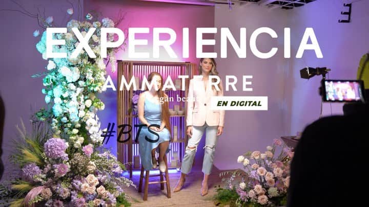 ステファニア・フェルナンデスのインスタグラム：「Experiencia Ammaterre es un proyecto que nace de mi necesidad de llegar a ustedes: Mi querida audiencia DIGITAL para que conozcan mejor mi marca.   Para realizar este proyecto busque a los mejore profesionales y expertos para brindarles un RENACER de alta calidad, diferente y muy versátil.  Acá vemos a @misterhindi con su ojo mágico. Inyectándole lo mejor a esta nueva campaña de mi marca @ammaterreskin   Gracias Jose, por tu paciencia, amor y trabajo impecable.   Experiencia ammaterre en digital está disponible en:   www.ammaterre.com」