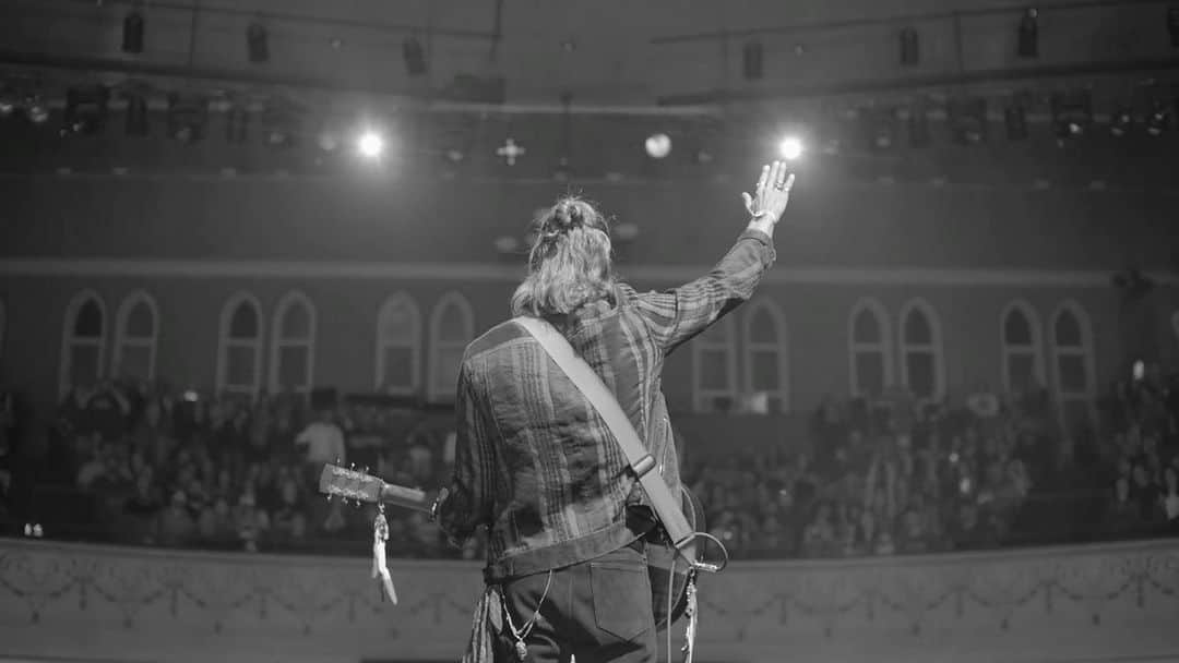 ジョンバルベイトスのインスタグラム：「John Varvatos Presents  As the introduction to our PreFall ‘22 season, we went on the road with Jökull Júlíusson of KALEO. From life on the rail to the legendary Ryman Auditorium, JJ pulls the curtain back on his process, embodying the style & spirit of the traveling musician.  Captured in Nashville, TN  Directed by Michael Parenteau @mikeparenteau   @officialkaleo  @julius_son   #JVKALEO」