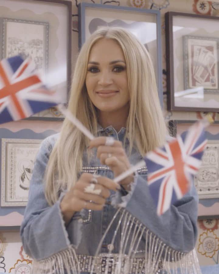のインスタグラム：「Feels great to be back in the UK celebrating the release of my new album Denim & Rhinestones! 💜🇬🇧 #London #DenimAndRhinestones」