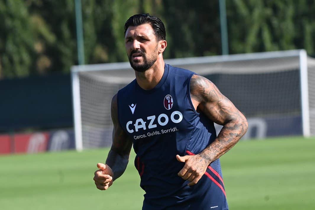 ロベルト・ソリアーノのインスタグラム：「🔴🔵⚽️🏃‍♂️」