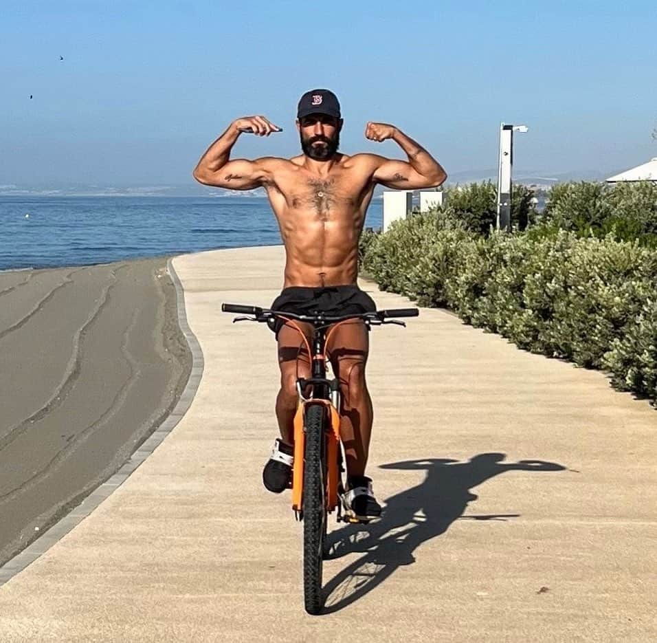 ラウール・アルビオルのインスタグラム：「Poseidón on a cruise 🚲🔱」