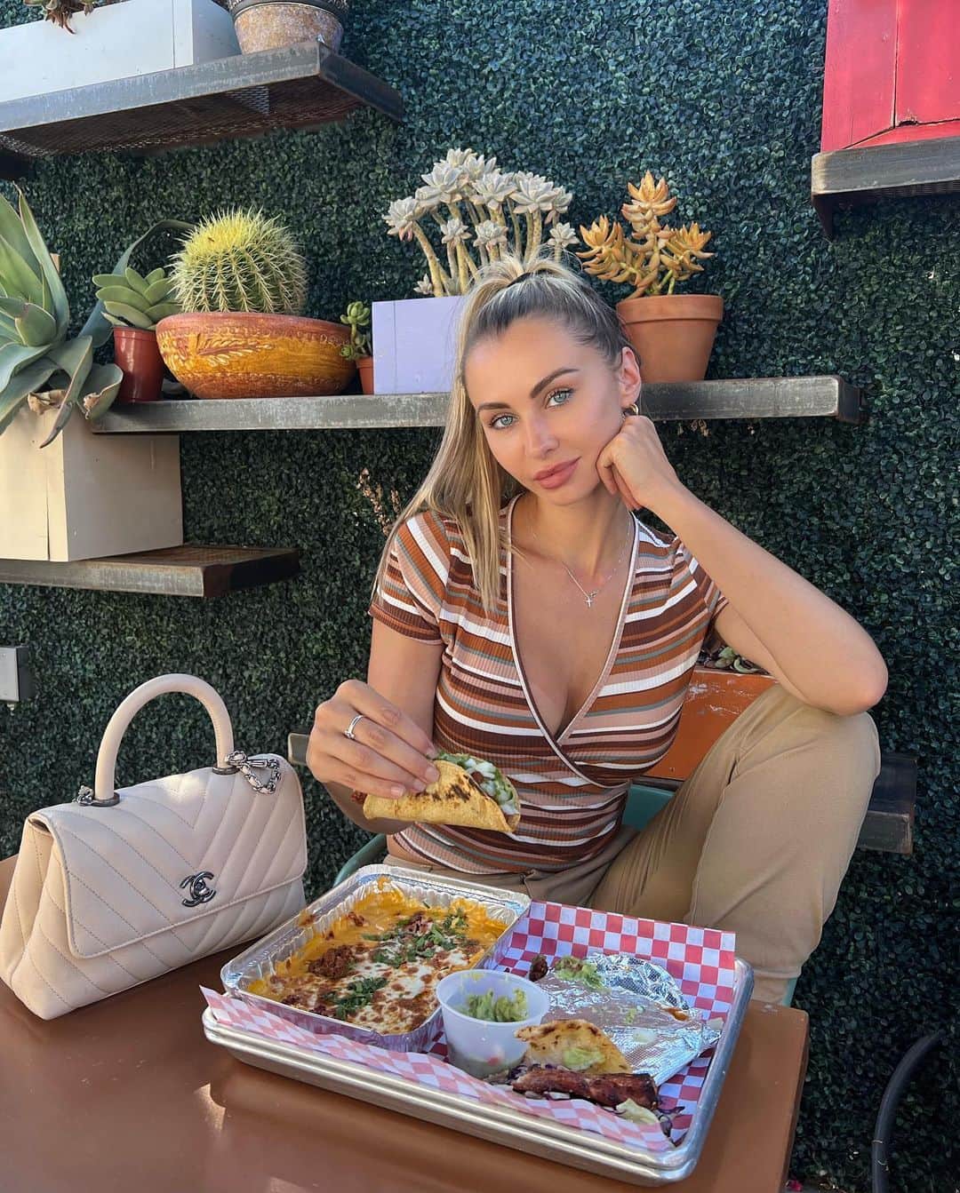 Dajana Gudicのインスタグラム：「Wanna see a magic trick? I can make this taco disappear in 2 seconds ☺️」