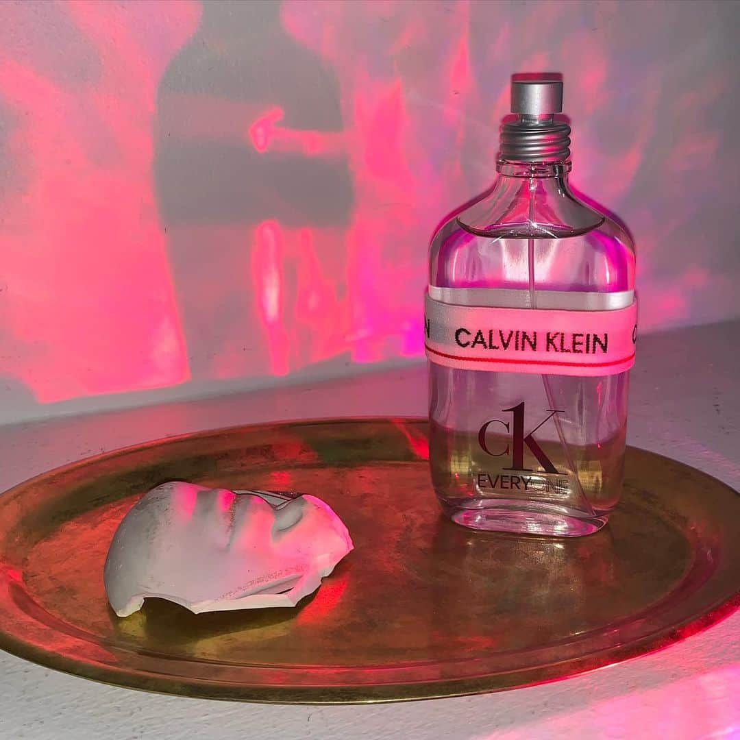 レイシー・ベイカーのインスタグラム：「Celebrating pride with CK Everyone, a genderless fragrance that celebrates the spirit of inclusivity and freedom of self-expression @calvinklein #mycalvins」