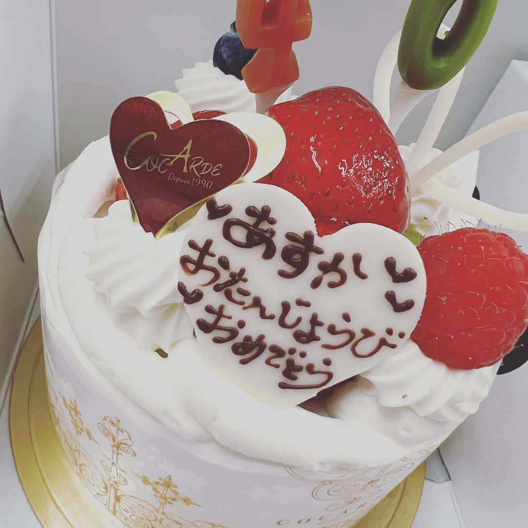 開高明日香のインスタグラム：「昨日、7月1日、私開高明日香 、無事お誕生日を迎えるコトが出来ました💓  お誕生日メッセージ、ありがとうございます💓 とっても嬉しいです😊  いろんなことがあった一年でした！ 沢山の出会い、そしていろんな意味での再会もあった🧡  新しい今日からもきっと色んなコトがあって、また新しい出逢いもあると思うと、ワクワクします💓  今、年を重ねるのがとても楽しいです❤️  うまくいかないコトも、凹むコトもあるけれど、積み重ねてきた分、絶対起き上がっていける自信も持てるようになった😊  踏ん張ってればいいコトある✨ 楽しみながら踏ん張っていきたいと思います💓  いつだって『今が1番幸せ』と言える人生がいいと思って生きています。  そして、今心から言える。 『今が1番幸せ🧡』  いつも支えてくださっている皆様、本当に本当にありがとうございます😊❤️  #3枚目の嬉しいプレゼントたちも #選んでくれているその時間が #プライスレスのプレゼント🎁❤️ #大切にします💗💗💗 #てか2枚載せちゃってる😂」