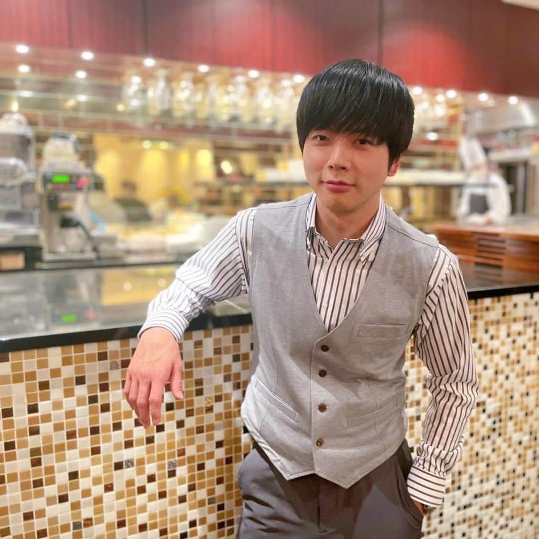 オールドルーキーのインスタグラム：「お仕事終わりの梅屋敷さん👔  今日のオフショット📸✨ #増田貴久 さん  自他ともに認める会社のエース😏✨  いい男感のある写真ですが、プンプン怒ったり、暴言吐いたり、なんともカワイイ梅ちゃんだったり…  本当に会社のエースなのかは明日放送の2話でチェック😆  ／  ✨明日よる9時放送 ꉂ📣 　 #オールドルーキー 第②話✨ ＼  毎週クセになること間違いなしです👍」
