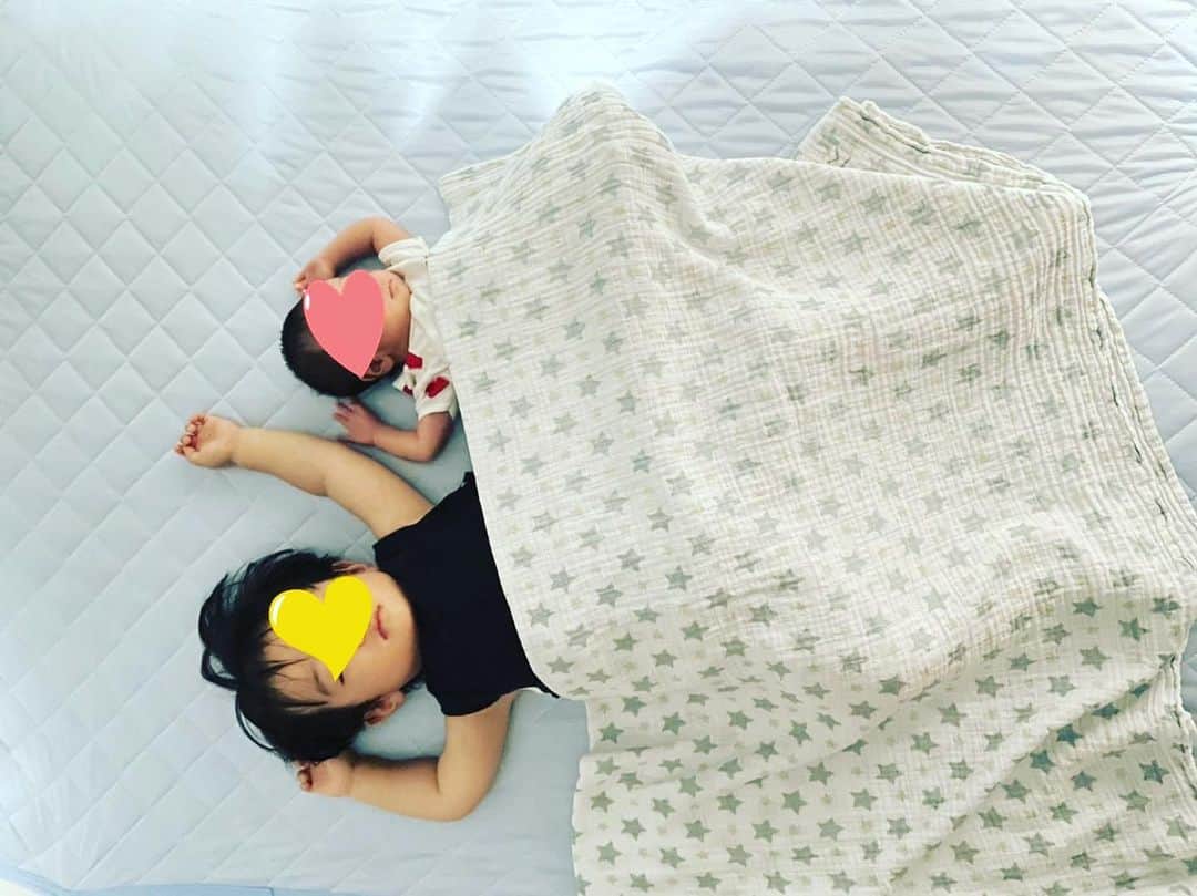 川田裕美のインスタグラム：「暑くて外で遊べない休日は、朝から大変🤣家でボールプールのようなことをしたり、お風呂場で水遊びしたり…そしてグッスリ✨🥰  一緒に寝かせてあげたいけど、お兄ちゃんの寝相が悪いので、妹はすぐに別の部屋へ👶」