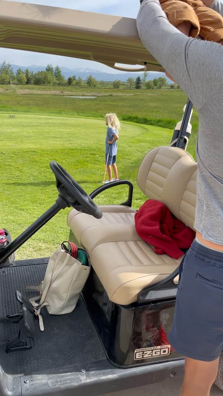 エリック・クリスチャン・オルセンのインスタグラム：「By far the best part of Golf is teaching the baby how to Huck it off the roof of the cart. #dadsouthereKillingit #summervaca #scotussucks」