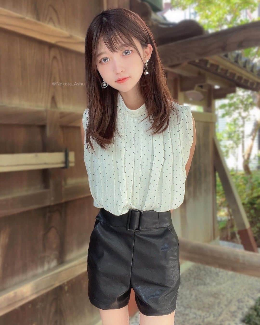 猫田あしゅのインスタグラム：「モノトーンコーデ🤍🖤 .‬ . . #服好き #モデル #model #springfashion #夏コーデ #夏先取りコーデ コーデ#fashion #ヘアアレンジ #夏服 #毎日コーデ  #ホワイトコーデ  #服 #アパレル#hairstyle #モノトーンコーデ #デート服  #selfie #hair #code  #ブラウス #ファッション #コーデ #シャツ #shortstyles  #ootd #ootdfashion  #shoes  #アクセサリー  #夏メイク  #コスメ」
