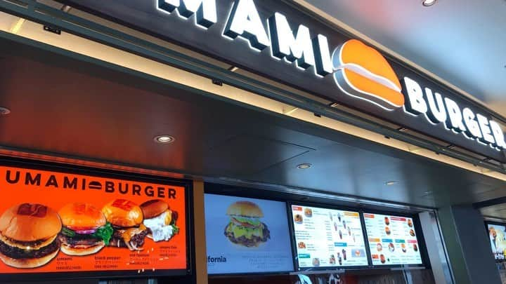 umamiburgerjpnのインスタグラム：「. umamiburger横浜ベイサイド店  三井アウトレットパーク 横浜ベイサイド内のフードコートに あるumamiburger  広々としたフードコートには お一人でも寛げるカウンター席や お子様も安心の小上がり席も ございますが  何と言ってもヨットハーバーを眺めながら、寛げるテラス席がオススメです⛵️  ご家族やお仲間と 皆様で素敵な時間をお過ごしください✨  本日よりアプリダウンロード1万人キャンペーンもスタートします  アプリ会員様にアルコールクーポン発行中です！ クーポンご利用には会員登録が必要になります。  ぜひ、この機会をお見逃しなく  #umamiburger  #umamiburgerjpn  #ウマミバーガー #三井アウトレットパーク横浜ベイサイド  #フードコート #フードコートランチ #テラス席があるお店  #お一人様歓迎  #ハンバーガーランチ #アルコールサービス #週末ランチ #インスタ映えフード  #ヨットハーバー」