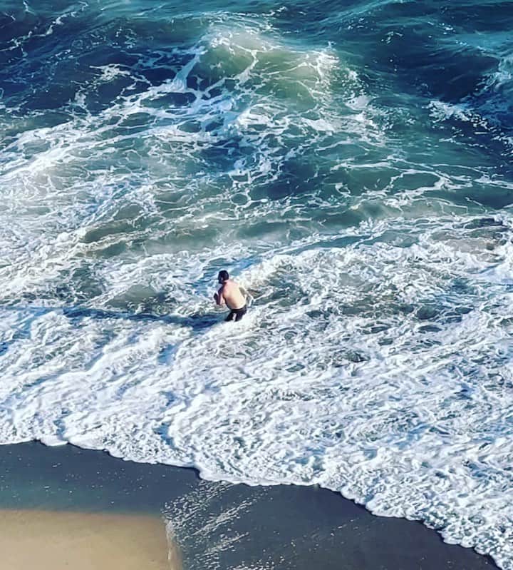 キャシー・グリフィンのインスタグラム：「I’ve been saving this little gem for you guys. Just a random dude I saw in my neighborhood on Father’s Day. Kind of have to admire how he never lets go of the beer. 🤣」