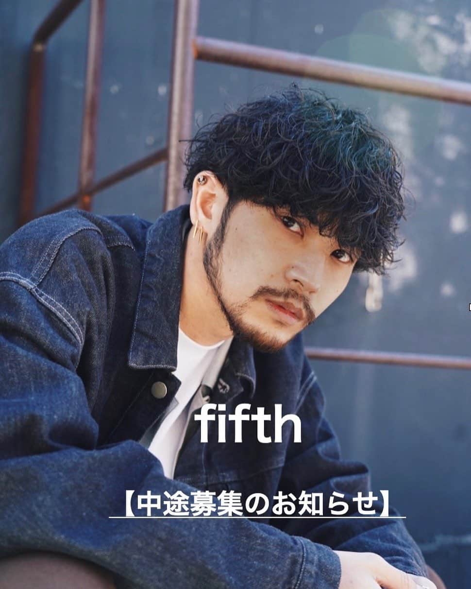 木村允人のインスタグラム：「現在、fifthでは中途スタイリスト・中途アシスタントを募集しております。 今までの実績としては ・HOT PEPPER Beauty 売上ランキング全国1位獲得 ・HOT PEPPER Beauty AWARD SILVER Prize受賞 ・2022年オンラインセミナー、全国セミナー年間20回以上開催予定 ・フリー入客、月400~500名以上 など、集客マーケティングに特化しつつ、メンズスタイルのニュートレンドを発信するサロンです！  【応募資格】 美容師免許保持者  【休日】 ・完全週休2日制(シフト制) ・夏季休暇、冬季休暇あり(最大9連休◎)  【待遇】 社会保険完備(雇用、労災、厚生年金、健康保険) 撮影モデル代会社負担  【給与】 《アシスタント》 ・基本給196,150円＋交通費(15,000円まで) ・モデル施術手当あり ・入社6ヶ月後に基本給5,950円UP ・技術報酬あり(全て合格で＋47,000円)  《スタイリスト》 ・基本給249,100円＋交通費(15,000円まで)＋売上歩合 ・店販歩合10%還元 ・歩合等の詳細についてはDMにてお受けいたします。  【応募方法】 こちらのアカウントに中途採用応募の旨をDMでお送りください。 その際に現在の勤務状況等記載していただけます幸いです。 履歴書に関しましては、面接日にお持ちください。  【採用フロー】 面接→サロンワーク→最終面談→採用 の流れになりますので宜しくお願い致します。  みなさまのたくさんのご応募お待ちしております！」