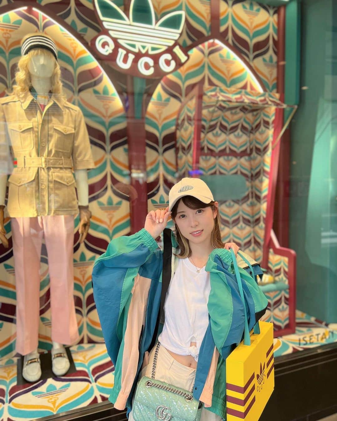 あおいれなのインスタグラム：「めちゃんこ可愛かった〜〜⸝⸝ᐡ. ̫ .ᐡ⸝⸝💛💙 GUCCI×adidas お気に入りになりそうです😋🫶🫶 #gucci #adidas #コラボ #お買い物 #息抜き #お気に入り」