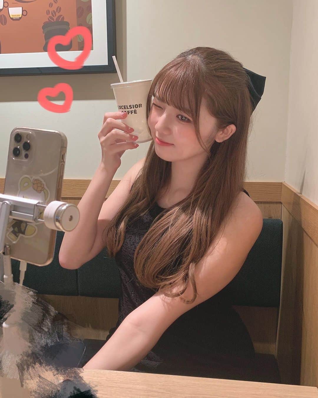 月愛きららのインスタグラム：「エクセルシオールカフェに人生で初めて行った日の写真！  きらはとてもお洒落な大人になった気持ちでした（♡）  #03 #18歳 #自撮り #カフェ #ハーフアップ #アイドル #フレンチガーリー」