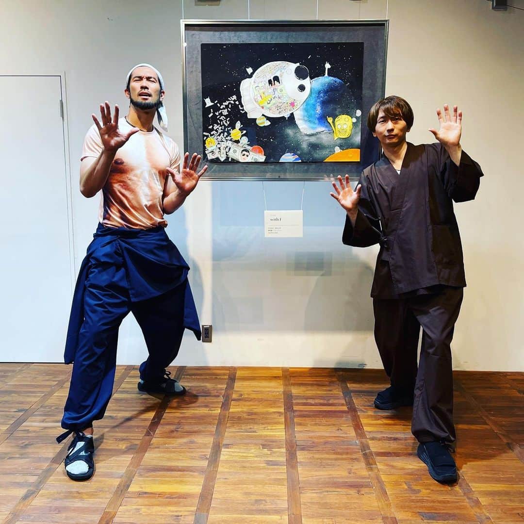 大宮宏正のインスタグラム：「どきムネ個展ありがとうございました。  楽しすぎる最高の時間でした😊 改めて、ふみおの凄さを実感すると同時に更に好きになりました。 ん？  沢山の差し入れとお花もありがとうございました😊 喜んで頂けた嬉しさの反面、作品の完成度の反省もあります。 またやるのでもっと勉強します。  暑い中、ご来場ありがとうございました。 体調気をつけて、最高の夏にしましょう！😁」