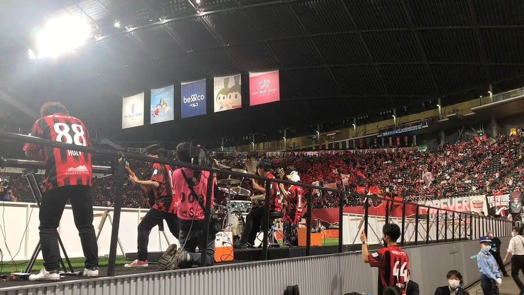 かねあいよよかのインスタグラム：「Sparkling - YOYOKA in Sapporo Dome  Thanks to the 21,000 @hokkaido_consadole_sapporo supporters!  Performance by @madooooon Bass @kouki__miura Guitar @holyyutaka Keys  The original players are @whyteamusic Guitar @rhondasmithbass Bass @dereksherinianofficial Keys  #yoyoka #consadole #sparkling #札幌ドーム #よよか #北海道コンサドーレ札幌 #北海道とともに世界へ」