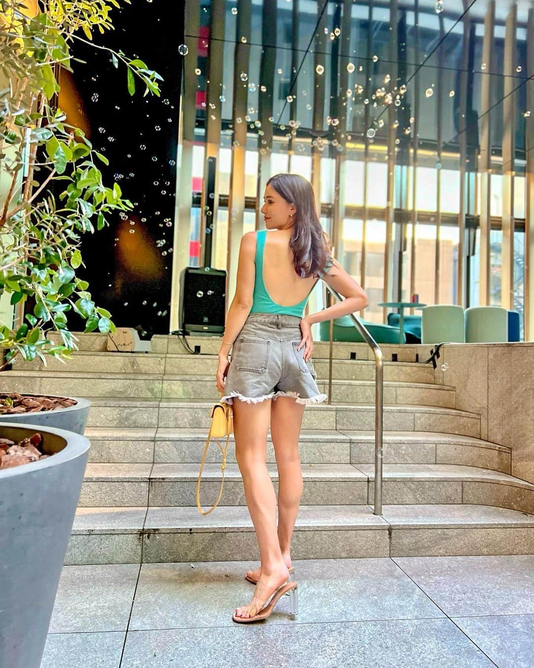 のインスタグラム：「こんにちは☀️ 今回の大阪も @wosakahotel に滞在✨夏期限定オープンしているプールテラス&バーへ🍸 . ナイトプールもあるし、BBQメニューが楽しめて夏を満喫してきました✨会場ではオシャレな音楽とシャボン玉で海外みたいだったよ🙆‍♀️ . tops... @tothesea_hawaii  denim... @bordersatbalcony.official  sandals... @zara  bag... @cafune.official  . totheseaのこのトップスはパットついてるからこれ1枚でいいから涼しくて🙆‍♀️綺麗に背中も空いてて可愛いよ💚 さてさてこれからポップアップへ🫶皆さんにお会い出来るの楽しみにしてます！ . #totheseahawaii #tothesea #wosaka #ナイトプール #プール #pool #bbq」