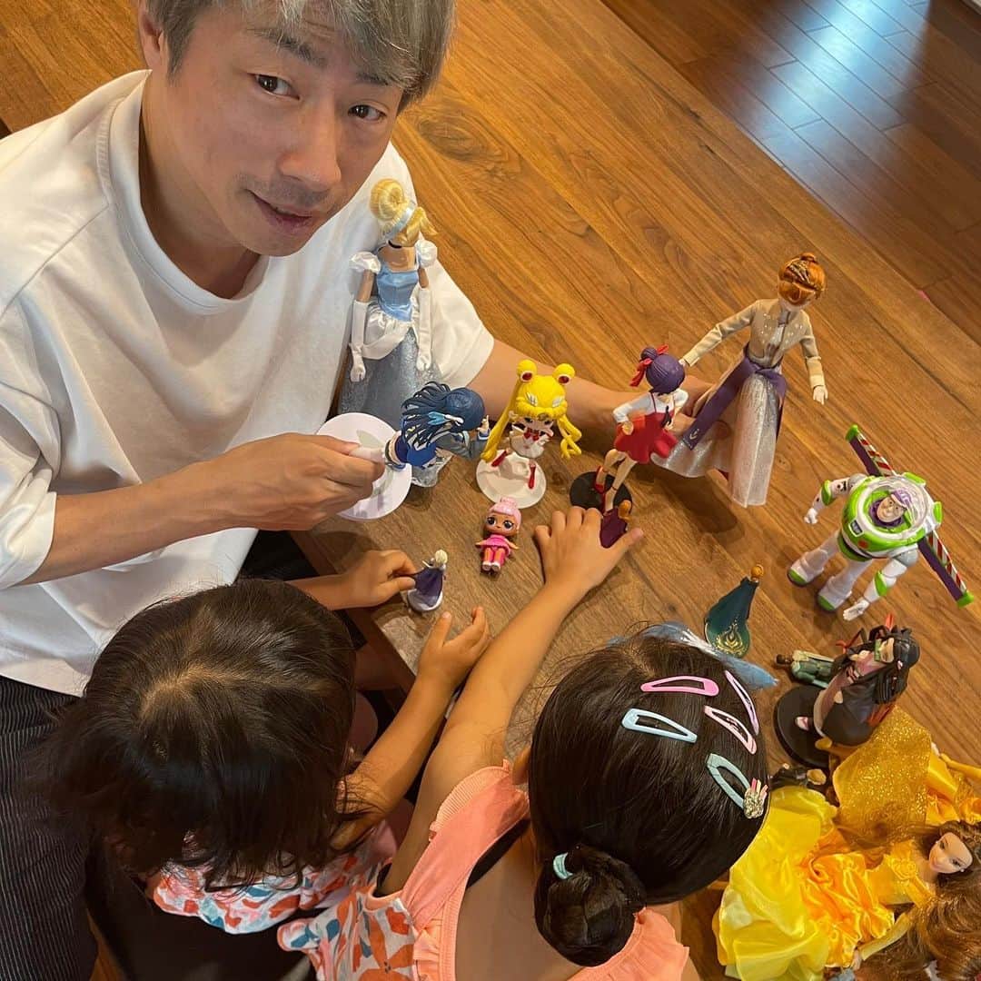 田村淳のインスタグラム：「いろんな種類のお人形 お姫様からLOLからラブライブ、ゲゲゲの鬼太郎、鬼滅、セーラームーン…1人で何役もこなしています。両手で動かせる役は２つなのですが、３つのキャラクターを操ってますw  お気づきだろうか？ パパは左の肩にシンデレラを添えて 操ってることに！！！  2人の娘がそれぞれやって欲しい役が違うので大変💦  #多種多様 #1人同時三役」