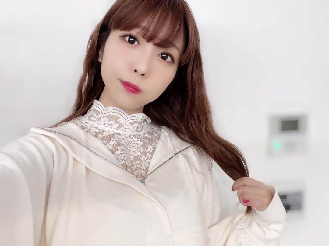 愛美のインスタグラム：「髪切る直前自撮り🙆‍♀️ Twitterとは別バージョン🤟  #AIMISOUND #写真集 おふしょ。」