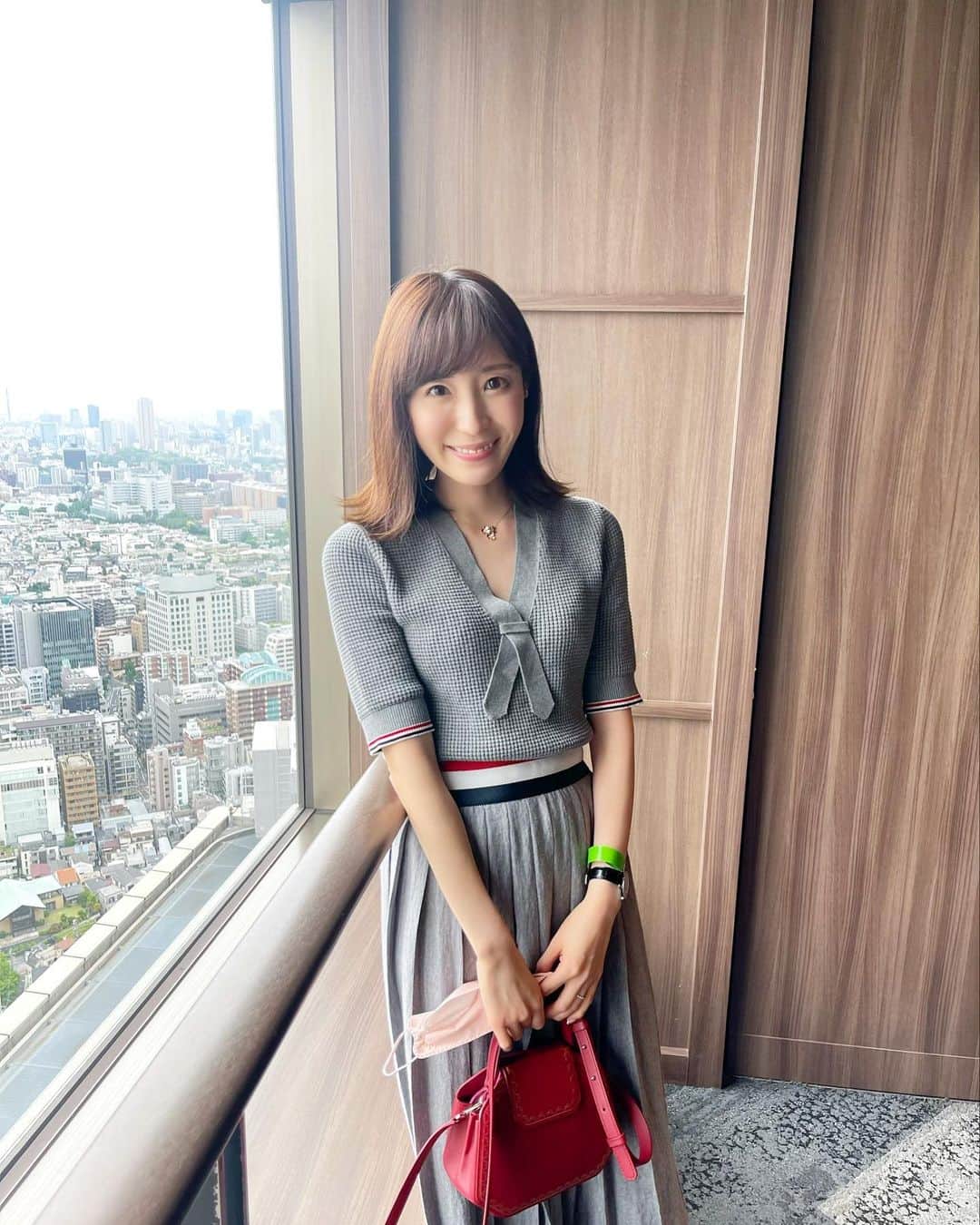 小林真由のインスタグラム：「あっという間に1学期のお弁当生活も終わり、もう夏休みもすぐそこ..🌞🌈 コロナ禍でイベントごとが減っていたけど、昨日は初めて息子の催しに参加できて嬉しかった♡ ⁡ 毎日暑いので、体調に気をつけてお過ごし下さい🍍  ⁡ ⁡ #ファッション #コーデ #ママコーデ #女の子ママ #男の子ママ #ママライフ #コーディネート #3歳 #1歳 #ベビー #二人育児 #thombrowne」